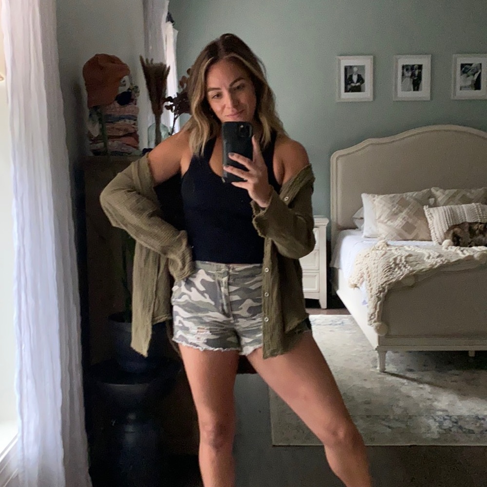 Urban outfitters BDG camo shorts size 26